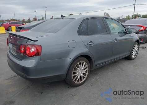 2009 Volkswagen Jetta Wolfsburg Edition z USA, uszkodzony, nr VIN 3VWRA71KX9M048853